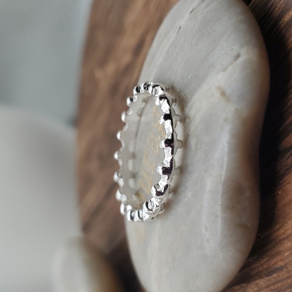 Size 8 silver cross wreath ring R611 - Picture 3 of 3